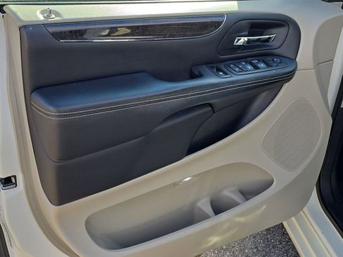 Used 2013 Chrysler Town & Country Touring image 29