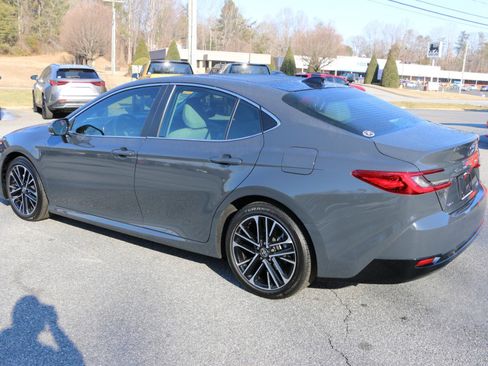 Used 2025 Toyota Camry XLE image 3