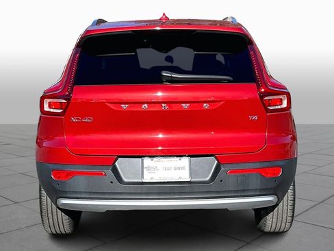 Used 2019 Volvo XC40 T4 Momentum image 4