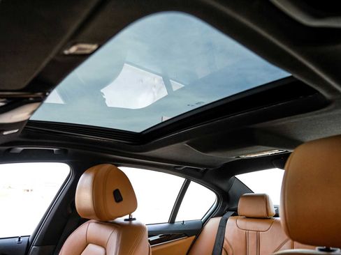 Used 2019 BMW 530i xDrive w/ M Sport Package image 5