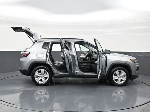 Used 2022 Jeep Compass Latitude FWD image 30