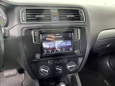 Used 2017 Volkswagen Jetta SE image 16