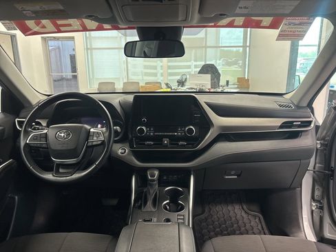 Used 2024 Toyota Highlander LE FWD image 13