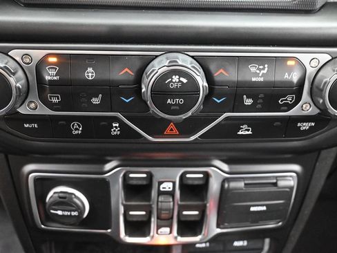 Used 2022 Jeep Wrangler Unlimited Sahara w/ LED Lighting Group AWD/4WD image 20
