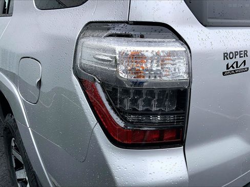 Used 2023 Toyota 4Runner TRD Off-Road Premium AWD/4WD image 28