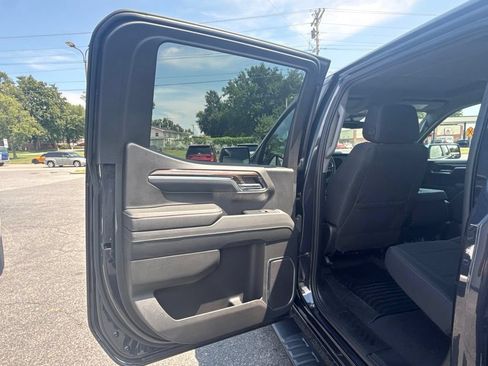 Used 2023 Chevrolet Silverado 1500 LT AWD/4WD image 9
