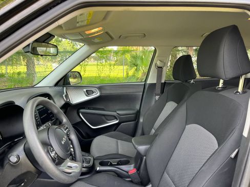 Used 2025 Kia Soul LX w/ LX Technology Package FWD image 21