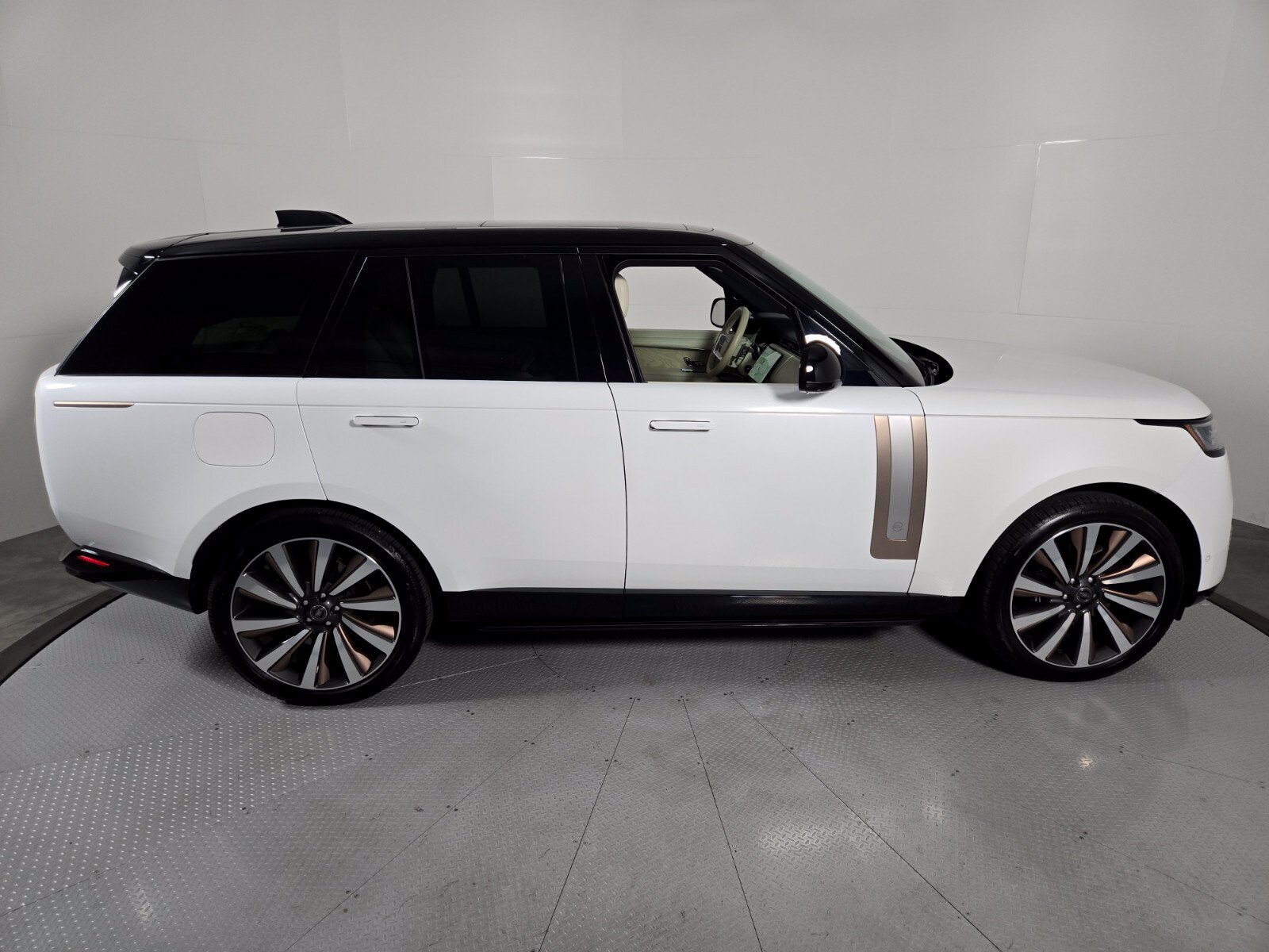 Used 2025 Land Rover Range Rover SV AWD/4WD image 6