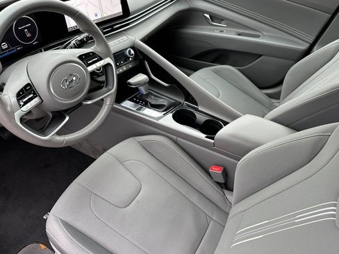 Used 2023 Hyundai Elantra SEL w/ Convenience Package FWD image 9