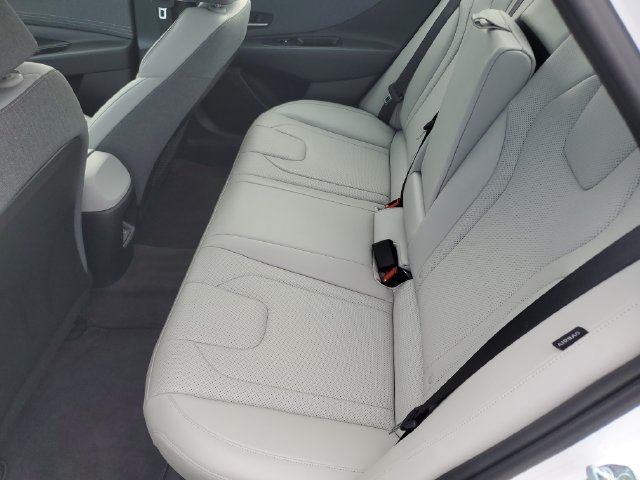Certified 2025 Hyundai Elantra Limited FWD image 12