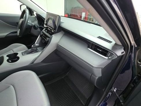 Used 2023 Toyota Venza LE AWD/4WD image 19
