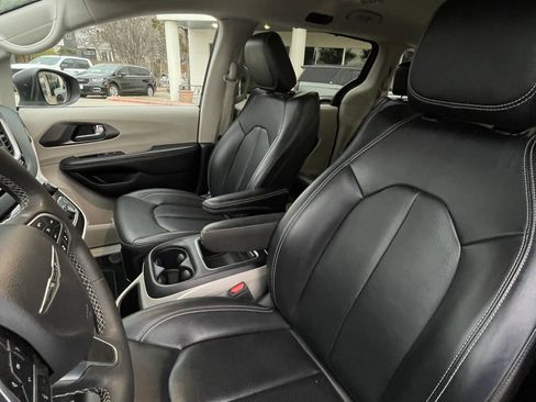 Used 2023 Chrysler Pacifica Touring-L image 21