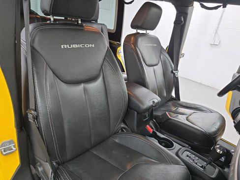 Used 2015 Jeep Wrangler Unlimited Rubicon w/ Connectivity Group image 10