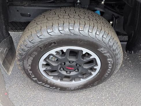 Certified 2025 Toyota Tacoma TRD Off-Road AWD/4WD image 9