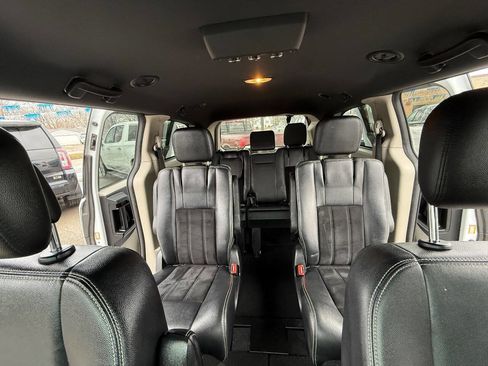 Used 2017 Dodge Grand Caravan SXT image 10