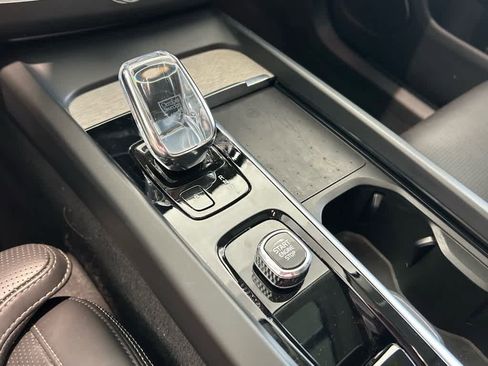 Used 2022 Volvo XC60 B6 Inscription image 12