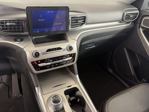 Used 2021 Ford Explorer XLT w/ Equipment Group 202A image 4