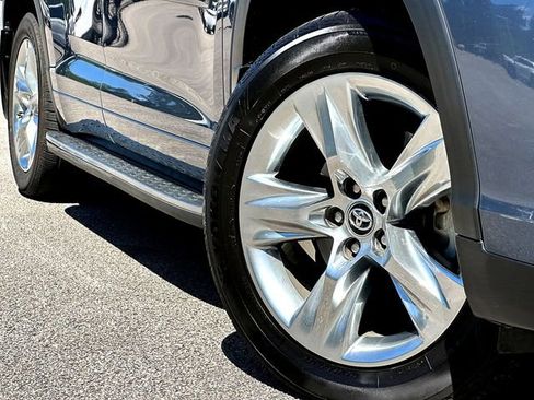Certified 2019 Toyota Highlander Limited FWD image 2