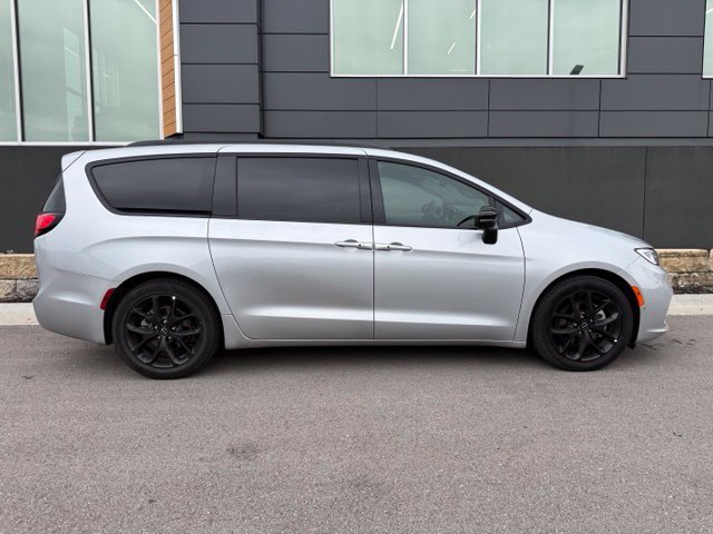 Used 2026 Chrysler Pacifica Select w/ S Appearance Package FWD image 2