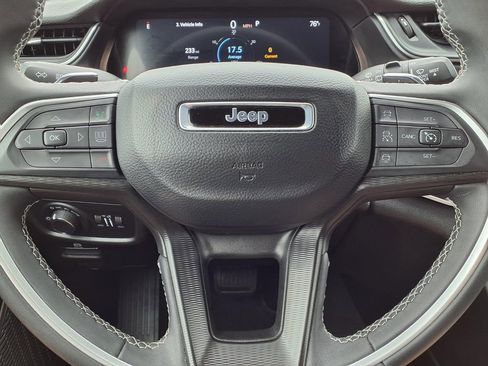 Used 2025 Jeep Grand Cherokee Laredo X RWD image 17