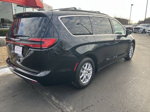 Used 2022 Chrysler Pacifica Touring-L image 23