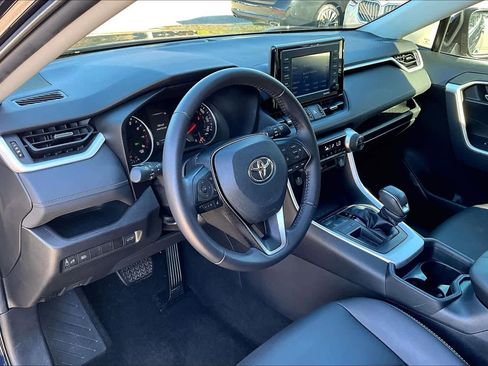 Used 2021 Toyota RAV4 XLE Premium image 17