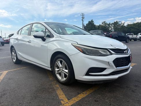 Used 2017 Chevrolet Cruze LT w/ Convenience Package FWD image 4