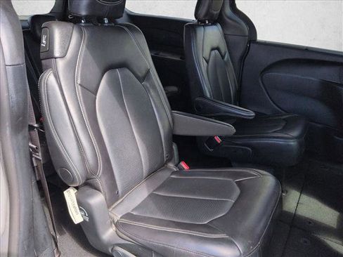 Used 2025 Chrysler Pacifica Select image 4