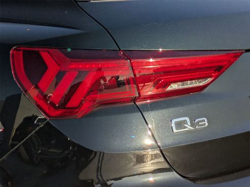 Used 2025 Audi Q3 2.0T Premium image 18