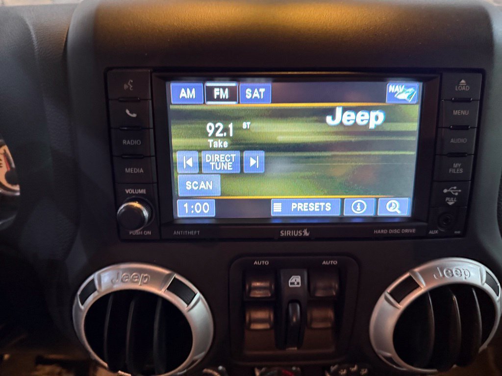 Used 2018 Jeep Wrangler Unlimited Sahara w/ Connectivity Group AWD/4WD image 18