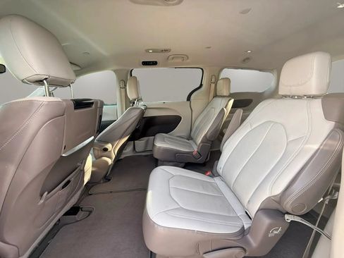 Used 2017 Chrysler Pacifica Touring-L Plus FWD image 12