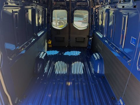 Used 2024 Mercedes-Benz Sprinter 2500 image 15