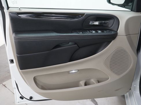 Used 2019 Dodge Grand Caravan SXT w/ Rear Park Assist Package FWD image 23