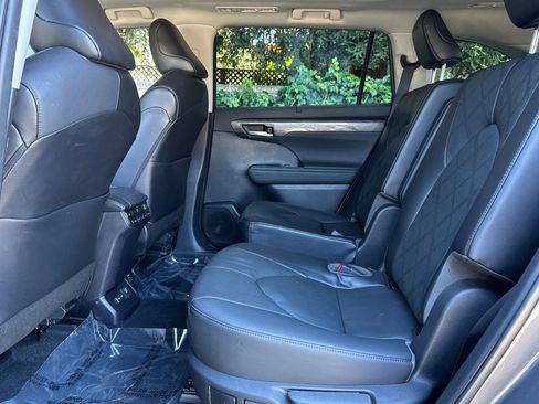 Used 2023 Toyota Highlander Platinum FWD image 12