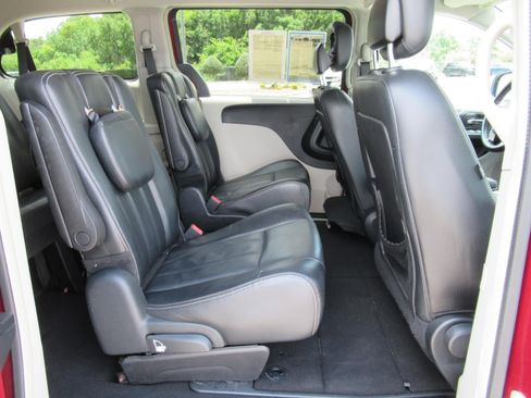 Used 2015 Chrysler Town & Country Touring FWD image 16