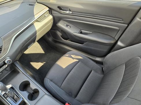 Used 2025 Nissan Altima 2.5 SV image 13