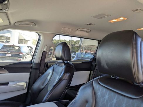 Used 2024 Kia Carnival LX image 21