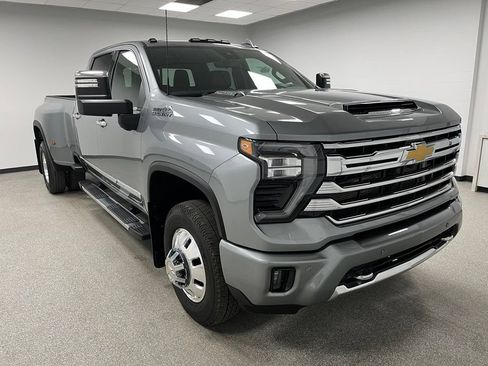 Used 2025 Chevrolet Silverado 3500 High Country w/ High Country Premium Package AWD/4WD image 2