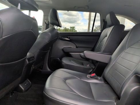 Used 2021 Toyota Highlander XLE FWD image 30