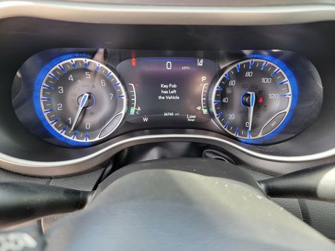 Used 2024 Chrysler Pacifica Touring-L image 18