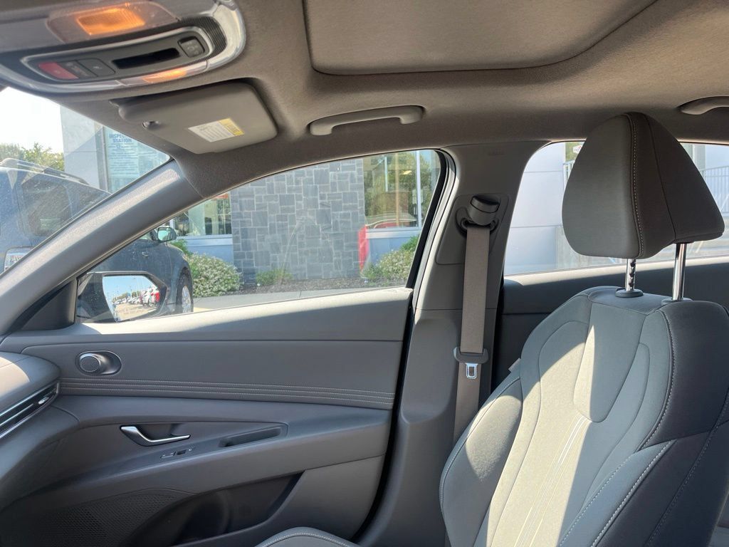 Used 2025 Hyundai Elantra SEL FWD image 11