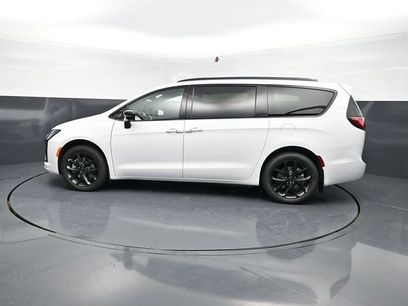 New 2027 Chrysler Pacifica Limited w/ Trailer Tow Group
