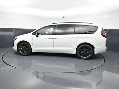 New 2027 Chrysler Pacifica Limited AWD/4WD image 4