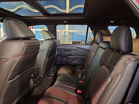 Used 2026 Honda Pilot Black Edition image 16