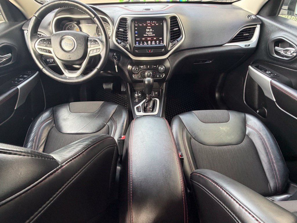 Used 2017 Jeep Cherokee Trailhawk AWD/4WD image 10