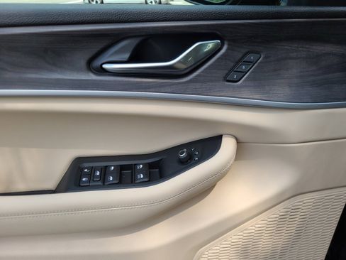 New 2025 Jeep Grand Cherokee Limited w/ Luxury Tech Group II image 32