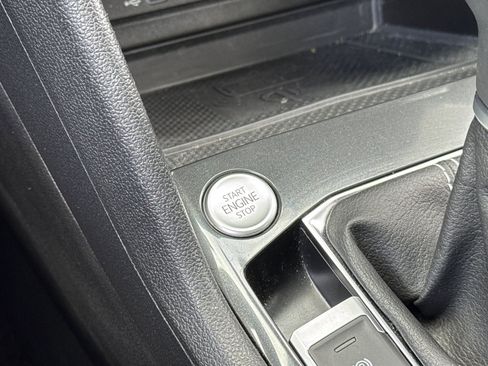 Used 2024 Volkswagen Tiguan SE image 33