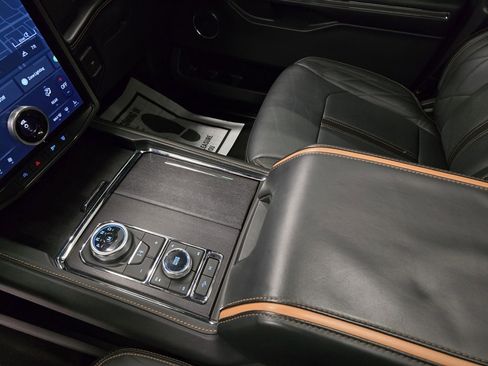 Used 2023 Ford Expedition Platinum image 28