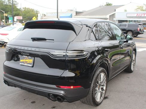 Used 2022 Porsche Cayenne Platinum Edition image 3