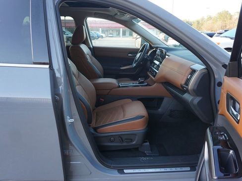 Used 2025 Nissan Pathfinder Platinum image 19